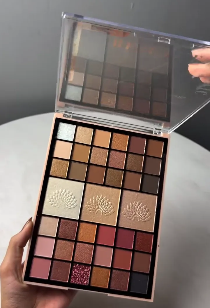 Luxury Multi-Shade Eyeshadow &amp; Highlighter Palette – Matte, Shimmer &amp; Glitter